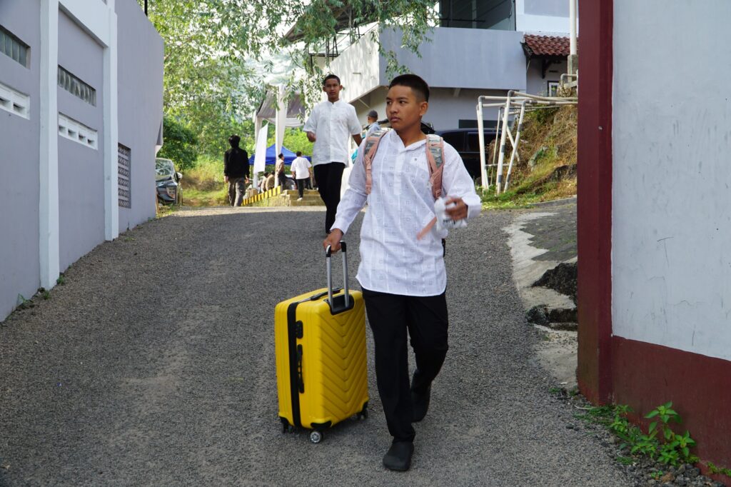 Antusiasme dan Harapan Baru: Kemeriahan Kedatangan Santri Baru SMAS IT As-Syifa Boarding School 2026 3 smait as-syifa boarding school | 24 1