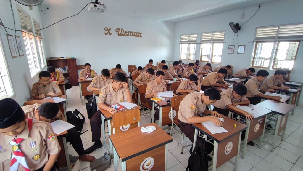 Pekan Ulangan Harian SMAIT As-Syifa: Mengukur Pemahaman Siswa melalui Paper Based Test dan Computer Based Test 2 smait as-syifa boarding school | Asesmen Sumatif Lingkup Materi