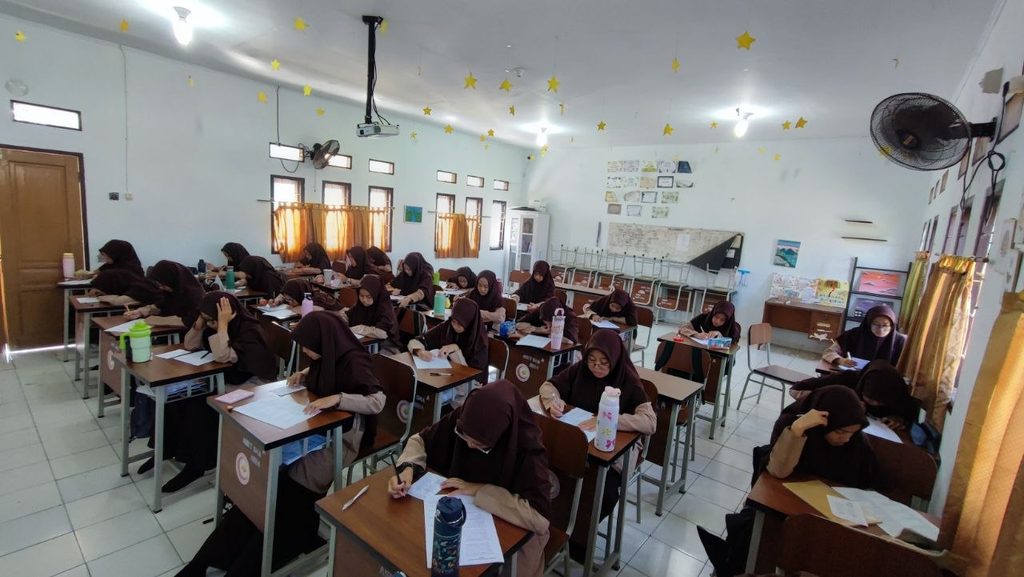 Pekan Ulangan Harian SMAIT As-Syifa: Mengukur Pemahaman Siswa melalui Paper Based Test dan Computer Based Test 4 smait as-syifa boarding school | Asesmen Sumatif Lingkup Materi 05