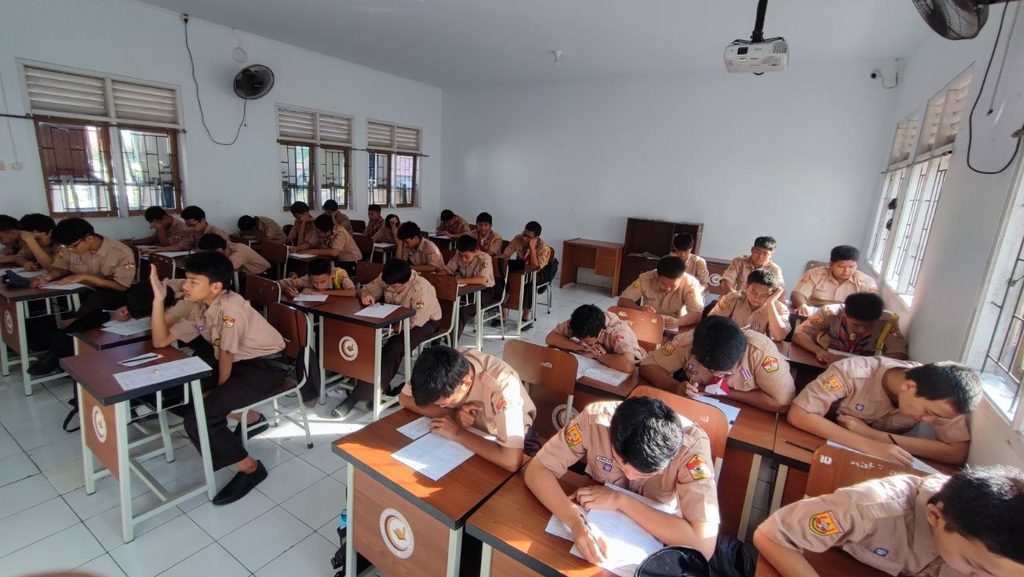 Pekan Ulangan Harian SMAIT As-Syifa: Mengukur Pemahaman Siswa melalui Paper Based Test dan Computer Based Test 7 smait as-syifa boarding school | Asesmen Sumatif Lingkup Materi 09