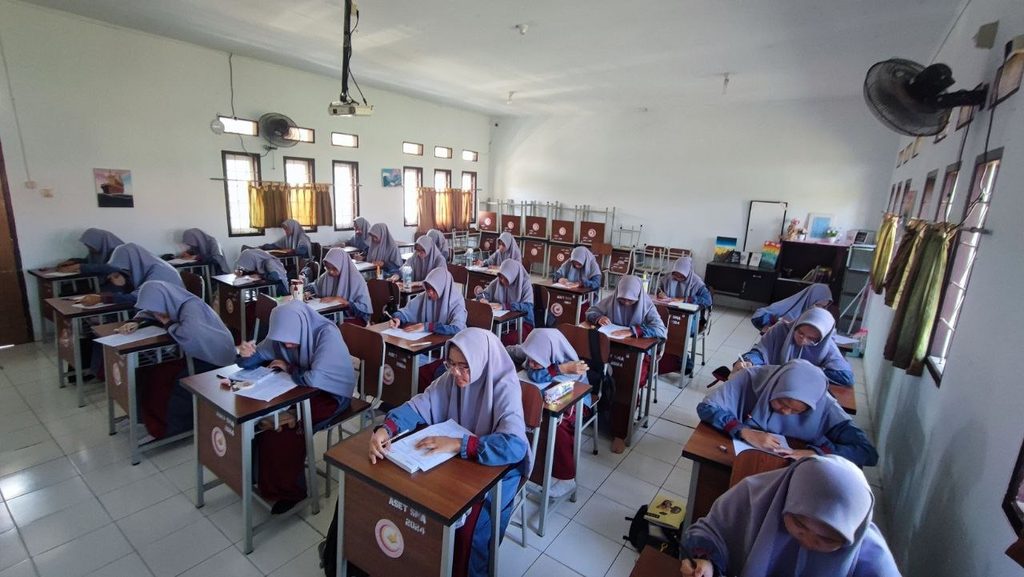 Pekan Ulangan Harian SMAIT As-Syifa: Mengukur Pemahaman Siswa melalui Paper Based Test dan Computer Based Test 9 smait as-syifa boarding school | Asesmen Sumatif Lingkup Materi 12