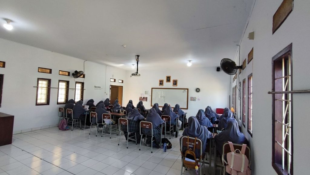 Pekan Ulangan Harian SMAIT As-Syifa: Mengukur Pemahaman Siswa melalui Paper Based Test dan Computer Based Test 14 smait as-syifa boarding school | Asesmen Sumatif Lingkup Materi 21