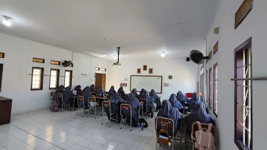 Pekan Ulangan Harian SMAIT As-Syifa: Mengukur Pemahaman Siswa melalui Paper Based Test dan Computer Based Test 14 smait as-syifa boarding school | Asesmen Sumatif Lingkup Materi 21