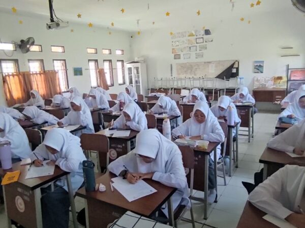 Pekan Ulangan Harian SMAIT As-Syifa: Mengukur Pemahaman Siswa melalui Paper Based Test dan Computer Based Test