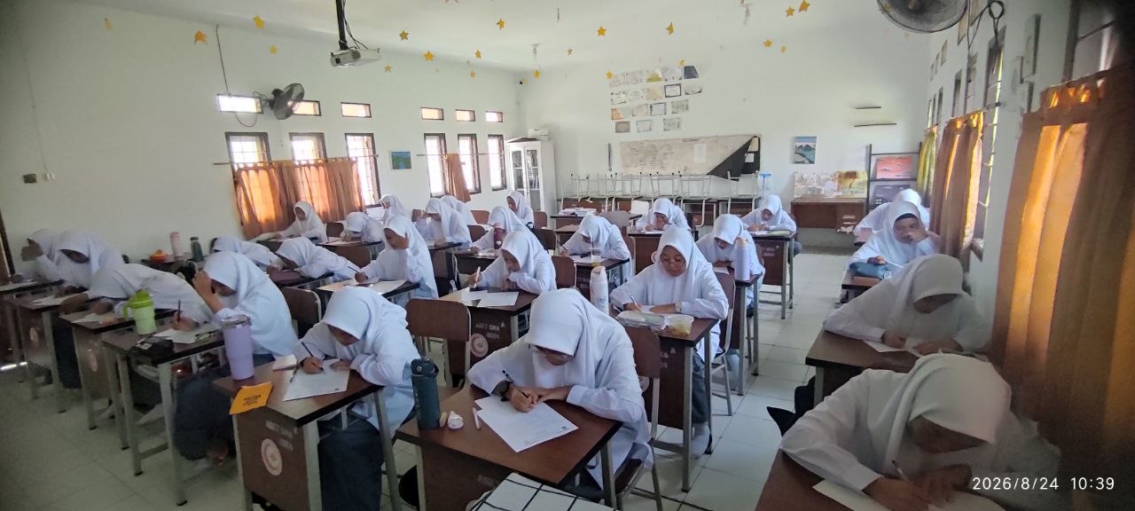 Siswa SMAIT As-Syifa mengikuti ulangan harian di ruang kelas
