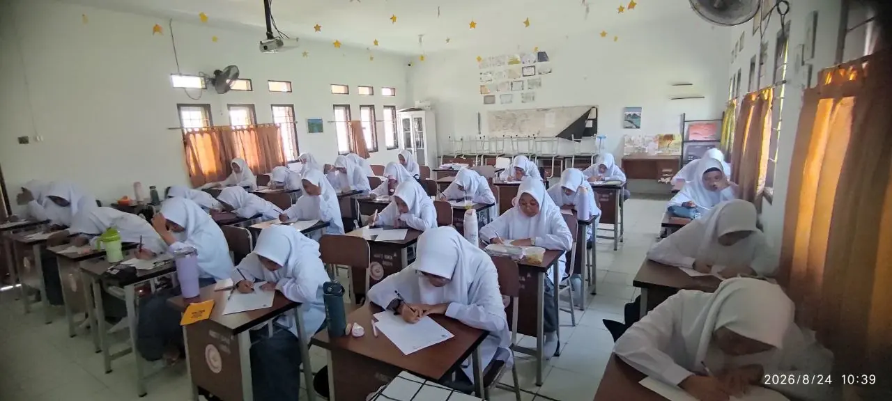 Siswa SMAIT As-Syifa mengikuti ulangan harian di ruang kelas