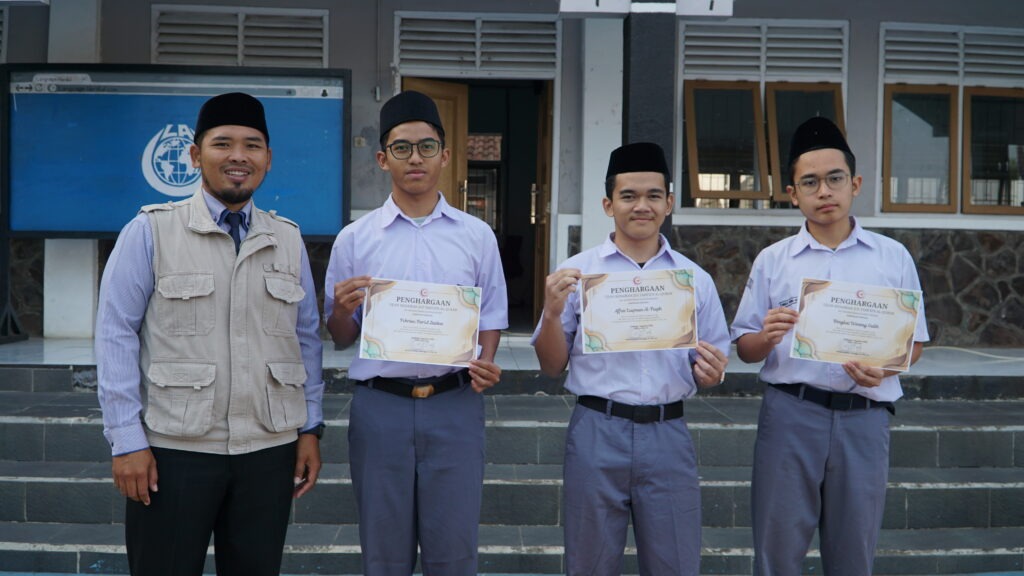 Capaian Prestasi Tahfizh Al-Qur'an SMA IT As-Syifa Boarding School: Puluhan Santri Raih Sertifikat Kenaikan Juz Periode Juli 2026 5 smait as-syifa boarding school | DSC04649