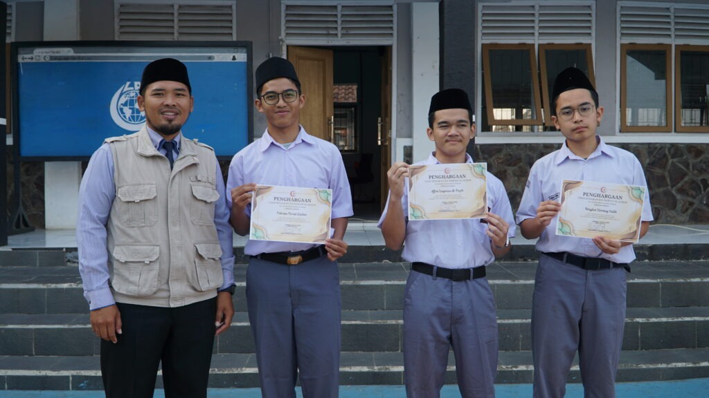 Capaian Prestasi Tahfizh Al-Qur'an SMA IT As-Syifa Boarding School: Puluhan Santri Raih Sertifikat Kenaikan Juz Periode Juli 2026 4 smait as-syifa boarding school | DSC04652