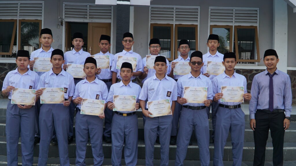Capaian Prestasi Tahfizh Al-Qur'an SMA IT As-Syifa Boarding School: Puluhan Santri Raih Sertifikat Kenaikan Juz Periode Juli 2026 2 smait as-syifa boarding school | DSC04654