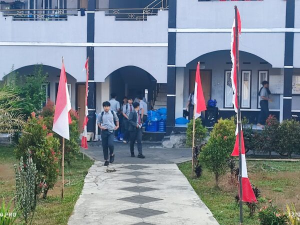 Guru menyambut siswa SMAIT As-Syifa pada kegiatan sambut pagi di sekolah