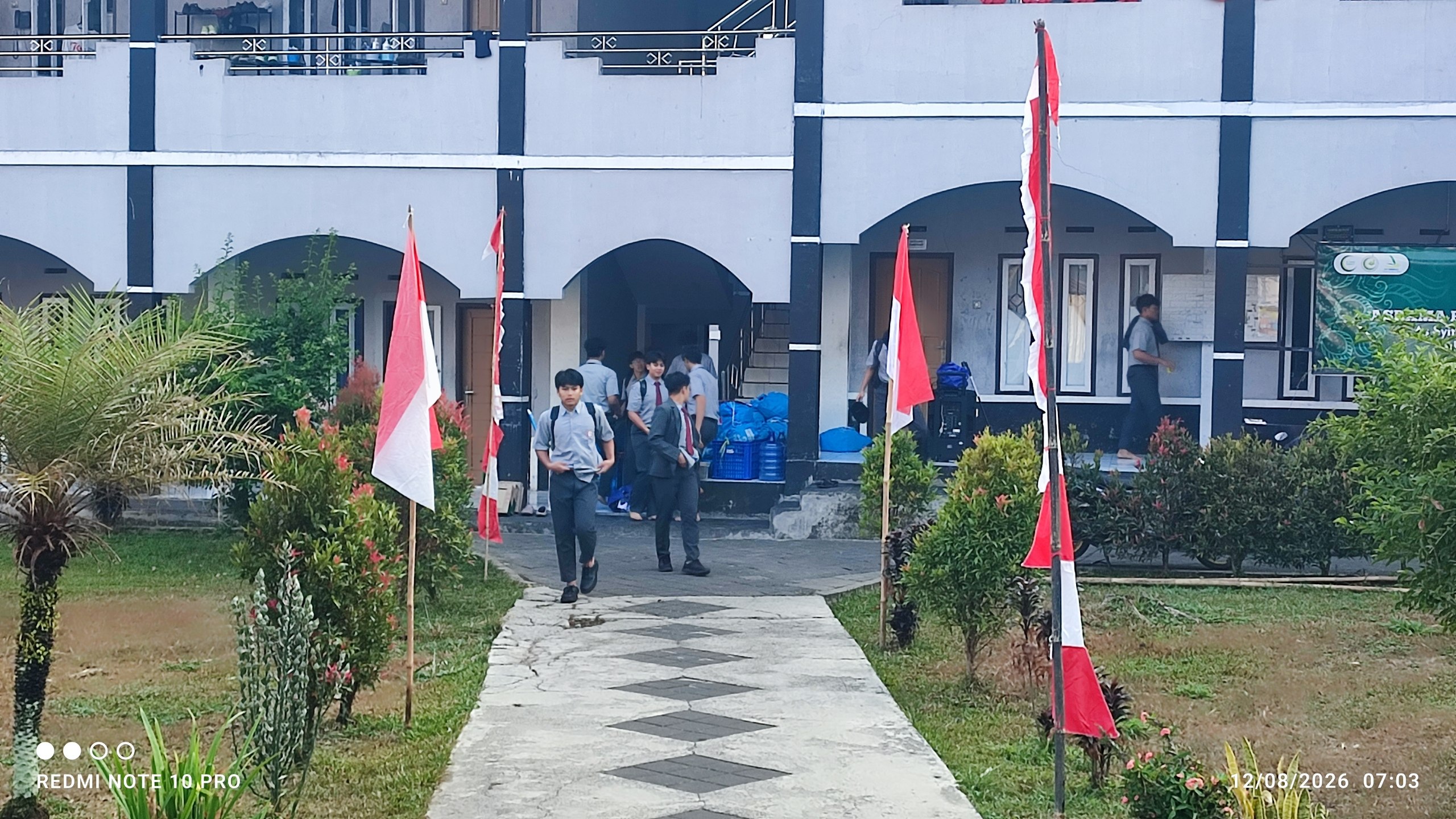 Sambut Pagi Siswa SMAIT As-Syifa: Membangun Adab, Disiplin, dan Semangat Belajar 1 Guru menyambut siswa SMAIT As-Syifa pada kegiatan sambut pagi di sekolah