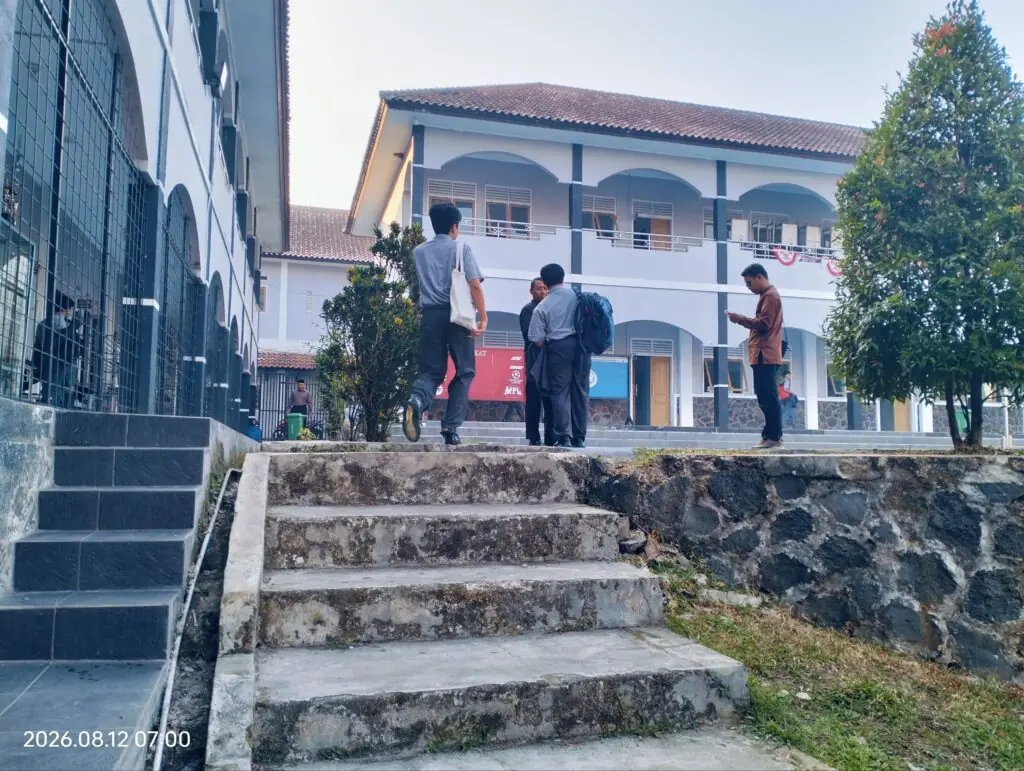 Sambut Pagi Siswa SMAIT As-Syifa: Membangun Adab, Disiplin, dan Semangat Belajar 3 smait as-syifa boarding school | sambutpagi 02