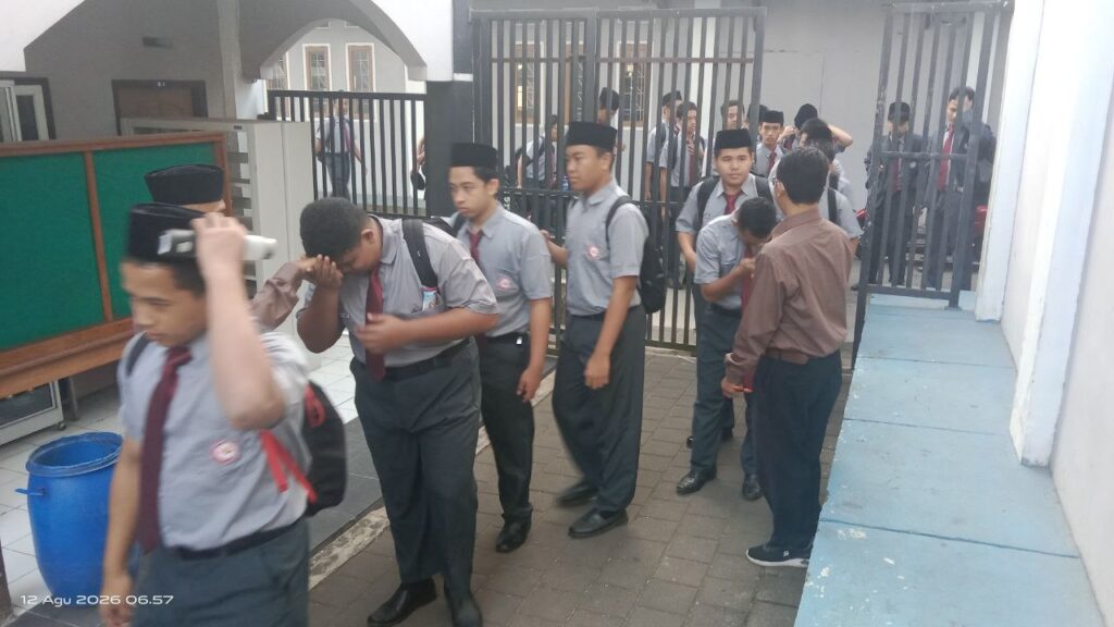 Sambut Pagi Siswa SMAIT As-Syifa: Membangun Adab, Disiplin, dan Semangat Belajar 4 smait as-syifa boarding school | sambutpagi 03