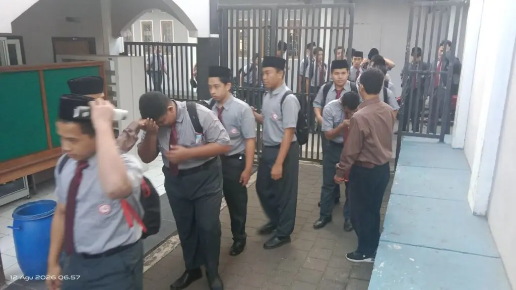 Sambut Pagi Siswa SMAIT As-Syifa: Membangun Adab, Disiplin, dan Semangat Belajar 4 smait as-syifa boarding school | sambutpagi 03