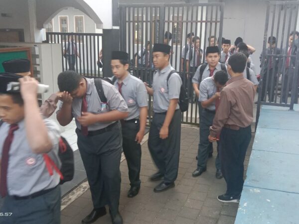 Guru menyambut siswa SMAIT As-Syifa pada kegiatan sambut pagi di sekolah