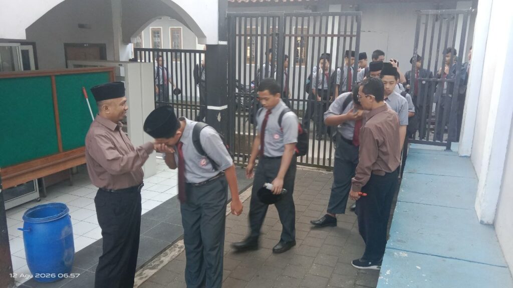 Sambut Pagi Siswa SMAIT As-Syifa: Membangun Adab, Disiplin, dan Semangat Belajar 5 smait as-syifa boarding school | sambutpagi 04
