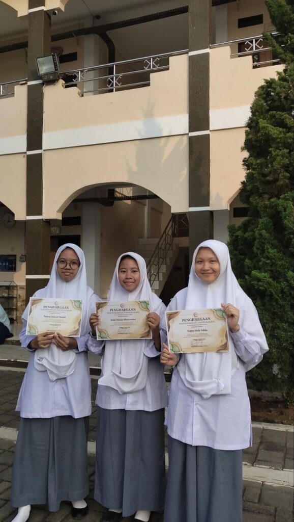 Capaian Prestasi Tahfizh Al-Qur'an SMA IT As-Syifa Boarding School: Puluhan Santri Raih Sertifikat Kenaikan Juz Periode Juli 2026 7 smait as-syifa boarding school | tahfizh 03
