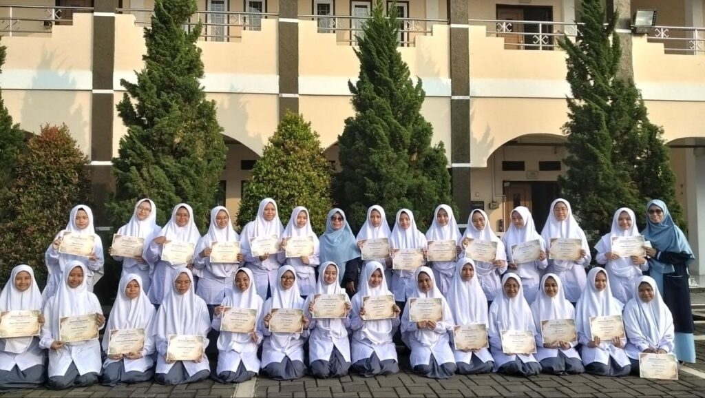 Capaian Prestasi Tahfizh Al-Qur'an SMA IT As-Syifa Boarding School: Puluhan Santri Raih Sertifikat Kenaikan Juz Periode Juli 2026 9 smait as-syifa boarding school | tahfizh 04