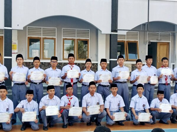 Pemberian Sertifikat Ujian Kenaikan Juz siswa SMAIT As-Syifa Agustus 2026